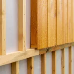 Pare-pluie, tasseaux de lame d'air ventilée et bardage mélèze sur un mur à ossature bois, sous la pluie