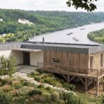 Insertion du modèle INITIALE : maison passive en bardage bois sur pilotis, vue sur la Seine