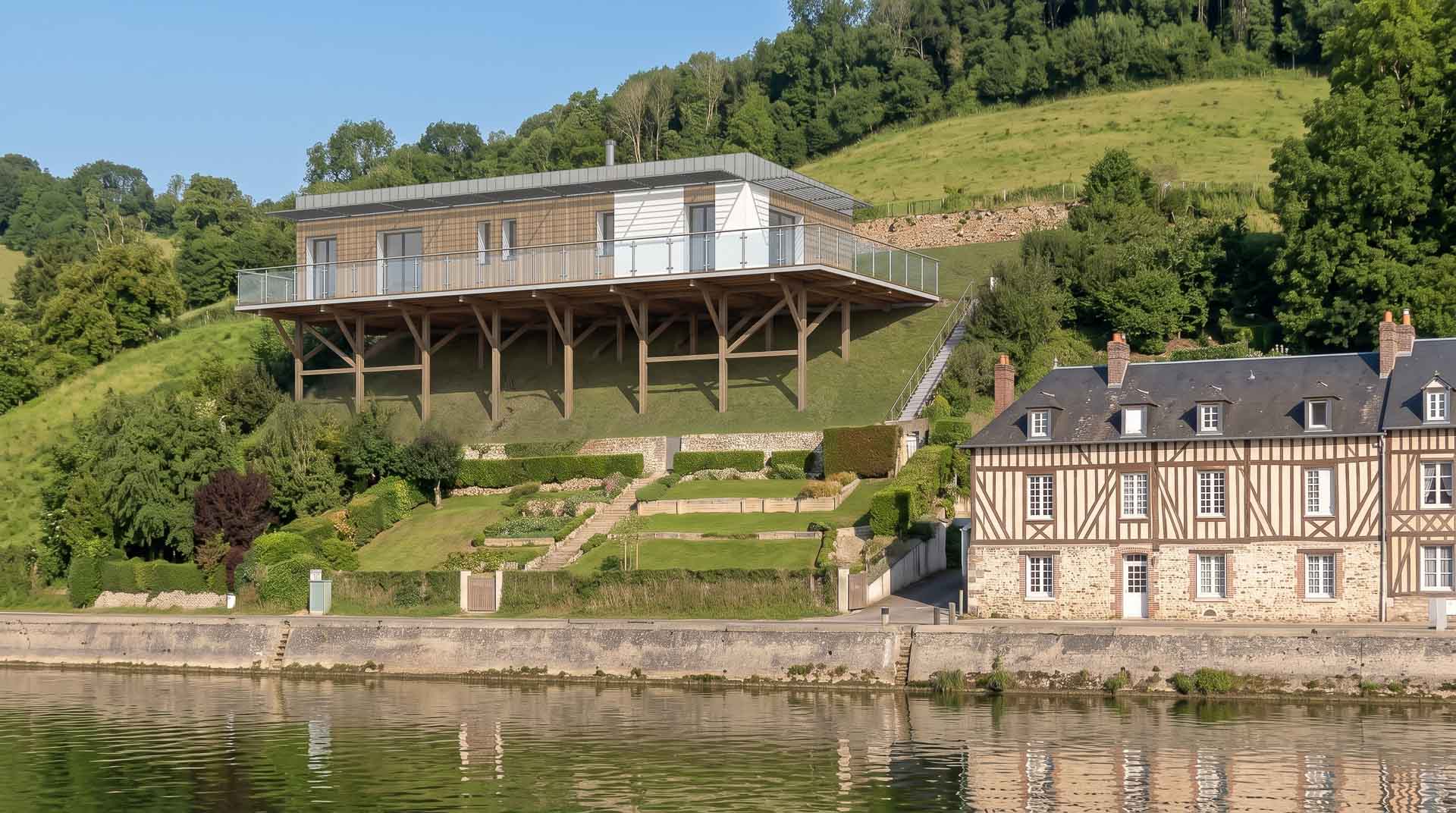 Maison passive INITIALE en insertion paysagère, terrasse sur pilotis bois